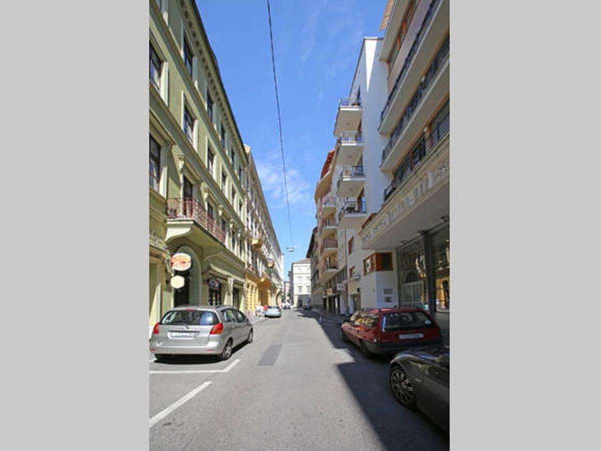 Downtown Garden Isle In Urban Style-free Parking Appartement Budapest